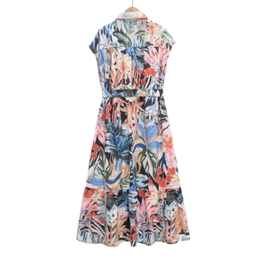 Détail de robe imprimé tropical avec col en V, ceinture et motifs de feuilles