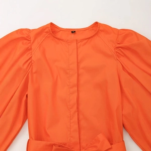 Robe orange élégante avec manches bouffantes, ceinture à nœud et détails plissés