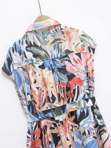 Détail d'une robe longue à imprimé tropical avec ceinture et texture aspect lin