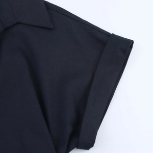 Detail eines dunkelblauen Kurzarmkleids mit Reverskragen und aufgerollten Ärmelsäumen