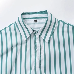 Polo en popeline à rayures verticales vertes et blanches pour femme avec col et boutons