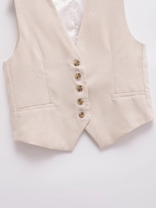 Vue détaillée du gilet beige avec col en V, boutons en écaille et poches passepoilées