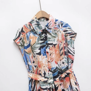 Robe longue fleurie à col en V avec ceinture à nouer pour la mode estivale féminine