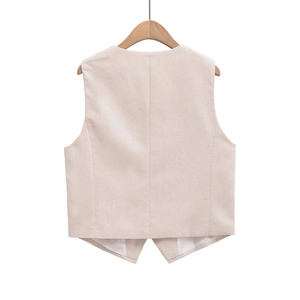 Détail du dos du gilet en lin beige avec coutures ajustées et ourlet asymétrique