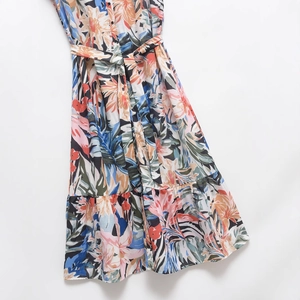 Longue robe fleurie pour femme avec col en V, ceinture nouée et ourlet à volants
