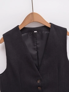 Détail du gilet noir col en V avec boutons à simple boutonnage et doublure en satin