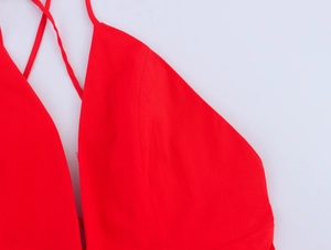 Vue macro détaillée de la texture du tissu rouge et des coutures du licou