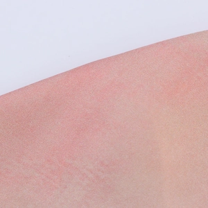 Gros plan sur le tissu en satin rose brillant avec des détails de texture pour robe