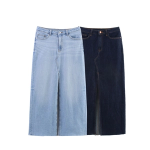 Vue détaillée de jupes en jean taille haute bleu clair et indigo avec fente sur le devant