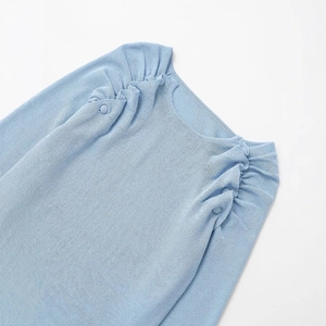 Top in maglia celeste con spalle a pieghe e bottoni decorativi in stile francese elegante