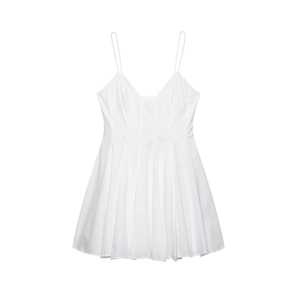Robe d'été blanche à fines bretelles avec col en V et jupe évasée à plis élégants