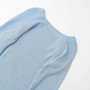 Elegante maglione in maglia fine celeste con spalle scoperte per donna moda del 2025