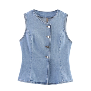 Gilet en jean bleu clair sans manches avec boutons asymétriques et coupe cintrée