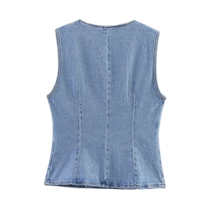 Vue arrière du gilet en jean bleu clair avec coupe cintrée et coutures de qualité