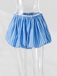Détail du bloomer à rayures bleues avec taille élastique, dentelle et petite rose