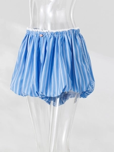 Détail du short bouffant à rayures bleues avec dentelle blanche et bouton fleur rose