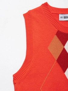 Detail der orangefarbenen Argyle-Strickweste mit Rippbündchen und feiner Textur