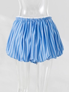 Détail du short bouffant rayé à taille haute avec bordure en dentelle et taille élastique