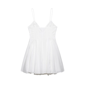 Mini robe blanche plissée à fines bretelles avec décolleté en V et vue de dos élégante