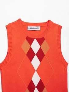 Detaillierte Nahaufnahme einer hellorangen Strickweste mit klassischem Rautenmuster