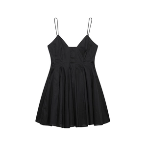 Robe courte noire chic à fines bretelles et jupe évasée à plis élégants et structurés