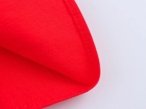 Vue macro des coutures précises et du tissu texturé de la robe midi rouge dos nu