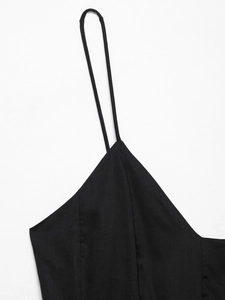 Détail des fines bretelles spaghetti et des coutures de qualité sur une robe d'été noire