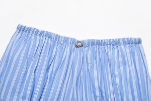 Détail de la taille élastique avec fleur rose et bordure en dentelle blanche sur short