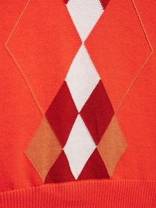 Nahaufnahme von orangefarbenem Rautenmuster und geripptem Saum an der Strickweste