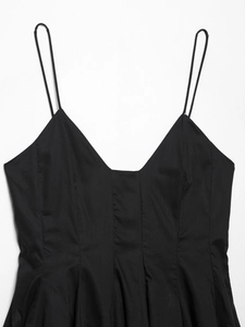 Détail du haut noir à fines bretelles, col en V avec coutures et plissés
