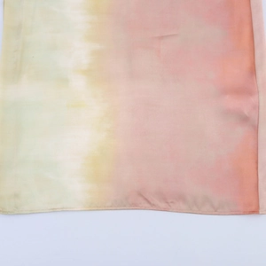 Détail du tissu tie-dye dégradé avec des bords cousus plats soignés sur robe d'été