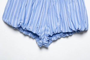 Détail du short bouffant à rayures bleues et blanches avec ourlet élastique à volants et coton doux