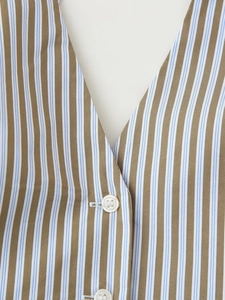 Detalle de escote en V y botones blancos en un top de verano a rayas marrón y azul