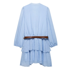 Robe longue en mousseline bleu clair avec manches bouffantes et ceinture fine, vue arrière