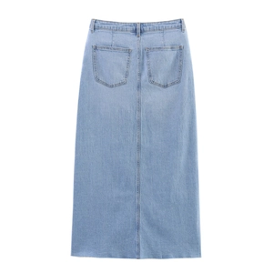 Détail d'une jupe longue en jean bleu clair à taille haute avec poches arrière et ourlet effilé