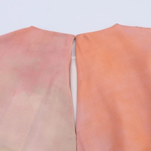 Détail de l'encolure dos avec imprimé tie-dye rose et orange et fente verticale subtile