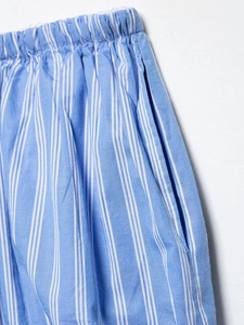 Détail d'un short d'été à rayures bleues et blanches avec taille élastique et poche latérale