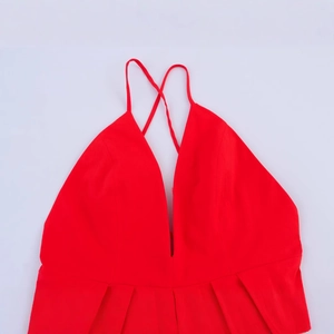 Robe midi licou rouge pour femme avec décolleté en V profond et détails plissés