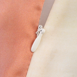 Vue macro de la fermeture éclair invisible sur une robe midi tie-dye bicolore