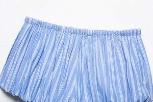 Vue détaillée de la taille élastique et de la texture du tissu rayé bleu du short d'été