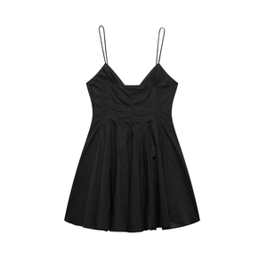 Robe courte d'été noire à col en V, fines bretelles et taille plissée élégante