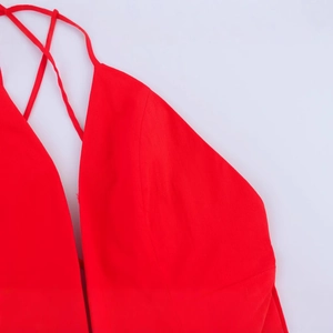 Robe midi d'été rouge élégante avec col en V profond et licou pour femmes à la mode