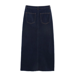 Détail d'une jupe longue en jean bleu foncé à taille haute avec poches et coutures orange vif