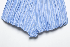 Vue détaillée du tissu à rayures bleues et blanches avec ourlets élastiques et plis