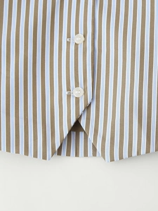 Detalle del chaleco de verano a rayas con patrones verticales marrones y azul y botones