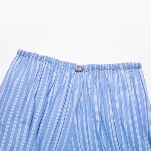 Short décontracté à rayures bleues avec taille élastique et détail de fleur rose