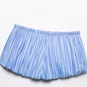 Short femme minimaliste à rayures verticales bleu et blanc avec taille élastiquée