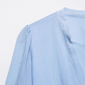 Robe en mousseline bleu clair ample avec texture verticale et manches bouffantes
