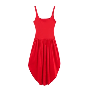 Détail d'une robe rouge sans manches avec ourlet bouffant plissé et coupe arrondie asymétrique
