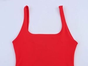 Détail de la robe rouge à col carré avec texture de tissu en maille côtelée